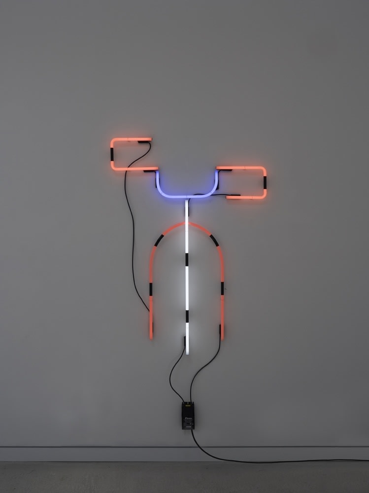 Keith Sonnier Proteus Néon, argon et émetteur éléctrique 200 x 93 x 18 cm 78.74 x 36.61 x 7.09 in