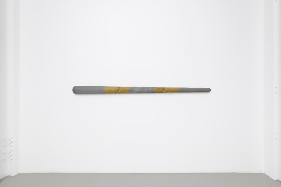 Keith Sonnier Flocked file Aluminium, bourre à garnir, bois 260 x 25 cm 102.36 x 9.84 in