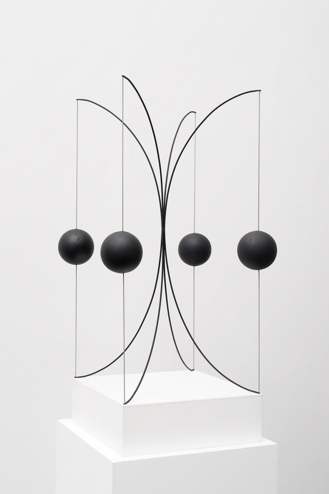 Francisco Sobrino Estate Sphères Pulsations (439) Boules noires en plastique sur ressorts 91 x 38 x 38 cm 35.83 x 14.96 x 14.96 in