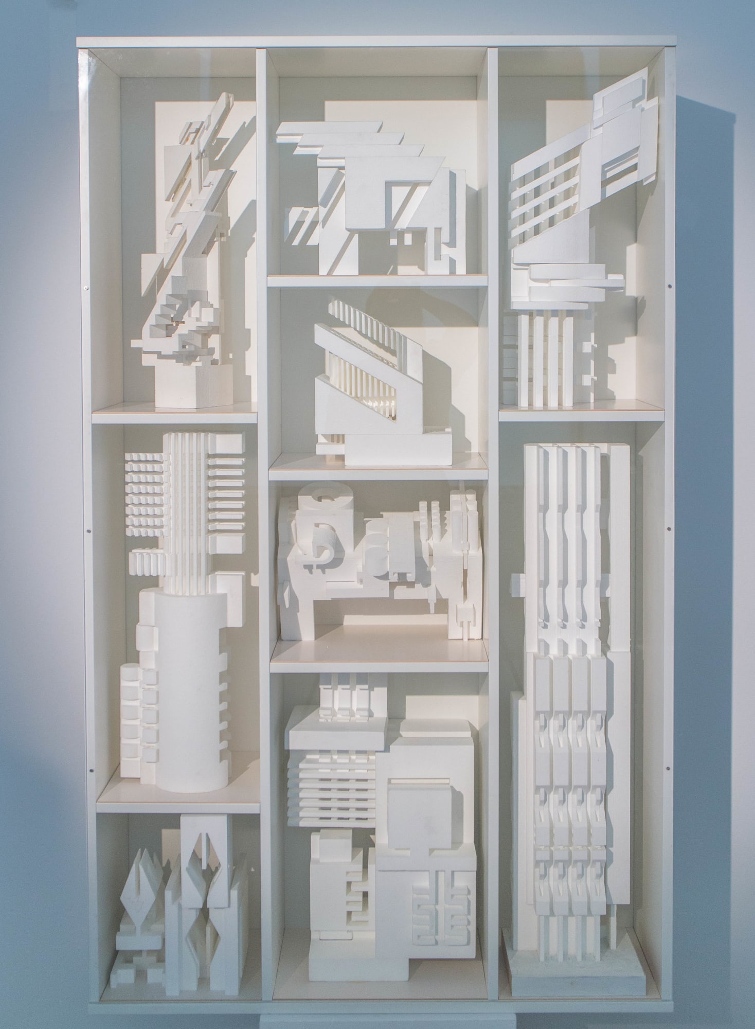 Helmuth Gsöllpointner, Vitrine mit neun Modellen für Großplastiken für die Ausstellung im MAK, 2000-2003