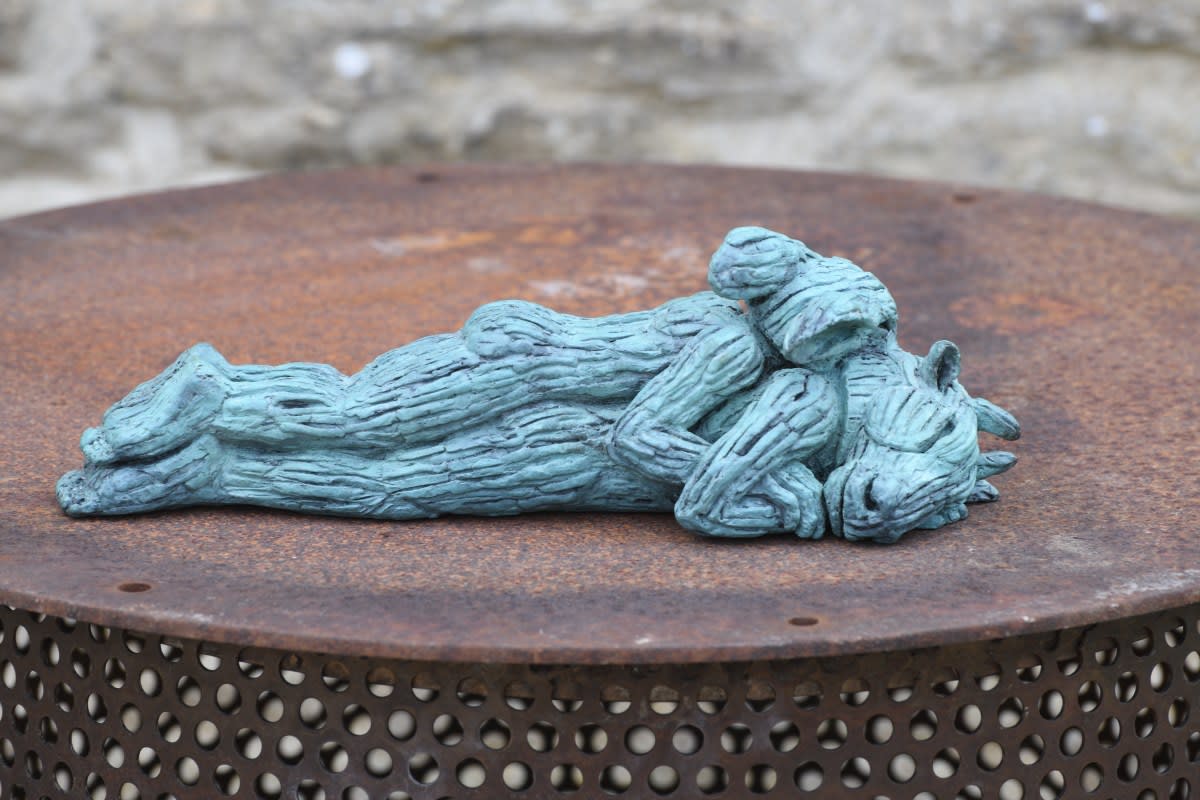 Sophie Ryder, Hugging Lovers on Top, 2020