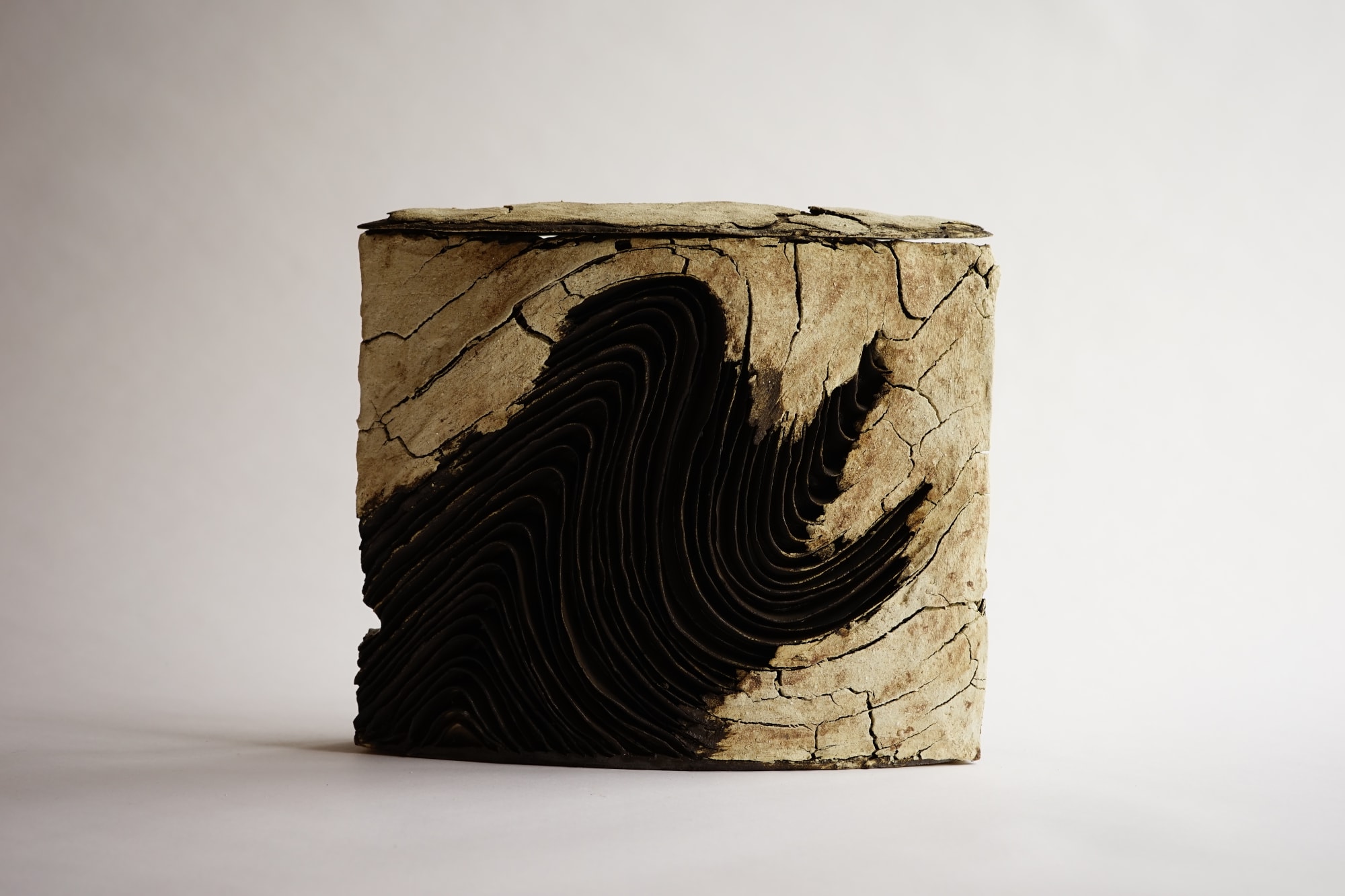 Yukiya Izumita, Lidded Sekisoh Jar - 積層裂フタモノ