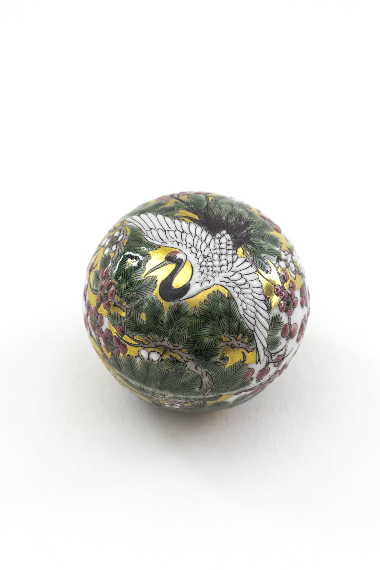 Ruri Takeuchi, 鶴亀と松竹梅の香合「千歳」(鶴)金継あり - Incense container with cranes-tortoises and pine-bamboo-plum blossoms with Kintsugi "Chitose" (Crane) , 2019