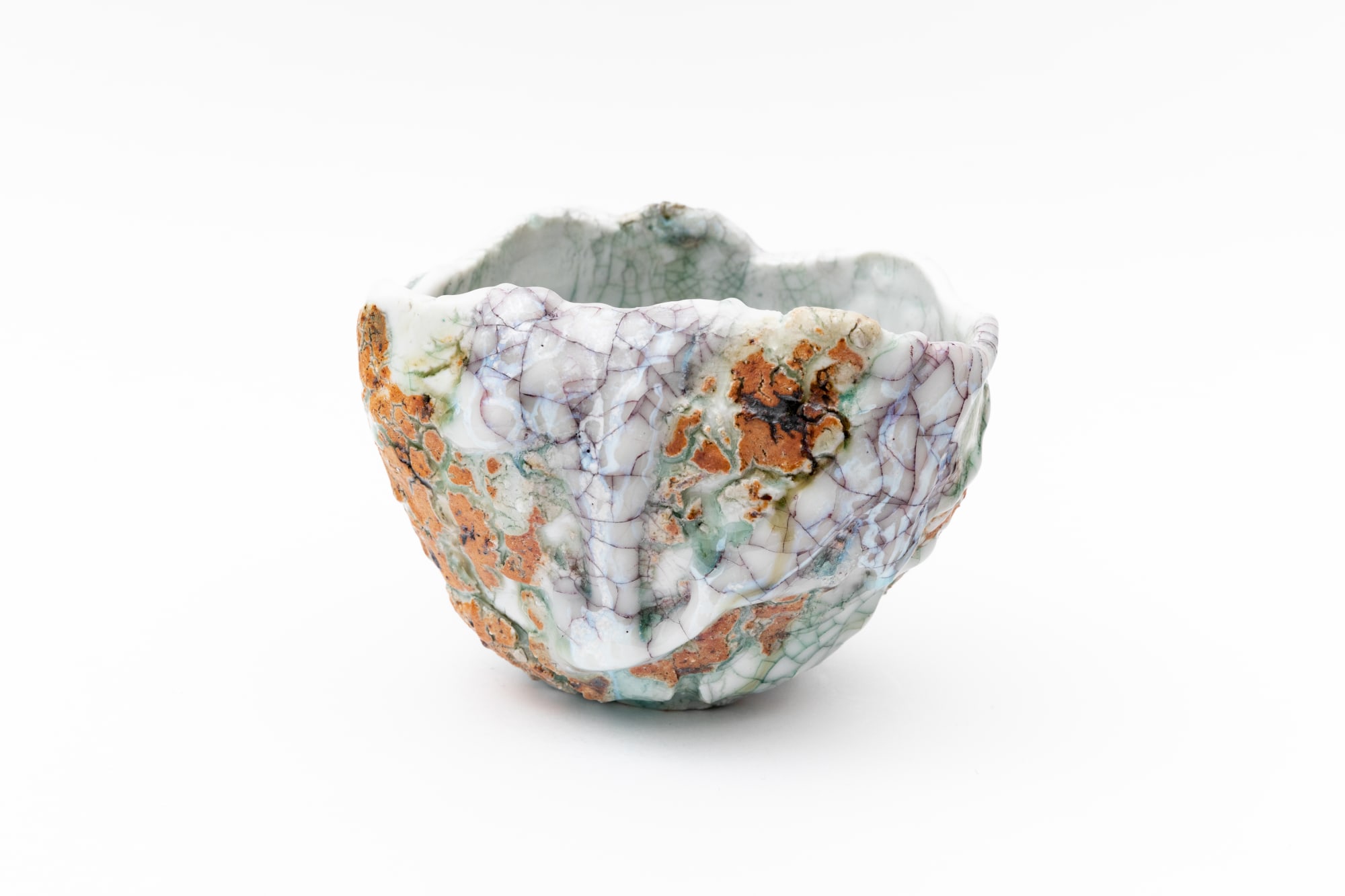 Kodai Ujiie, 漆貫入彩白磁茶盌(亜)