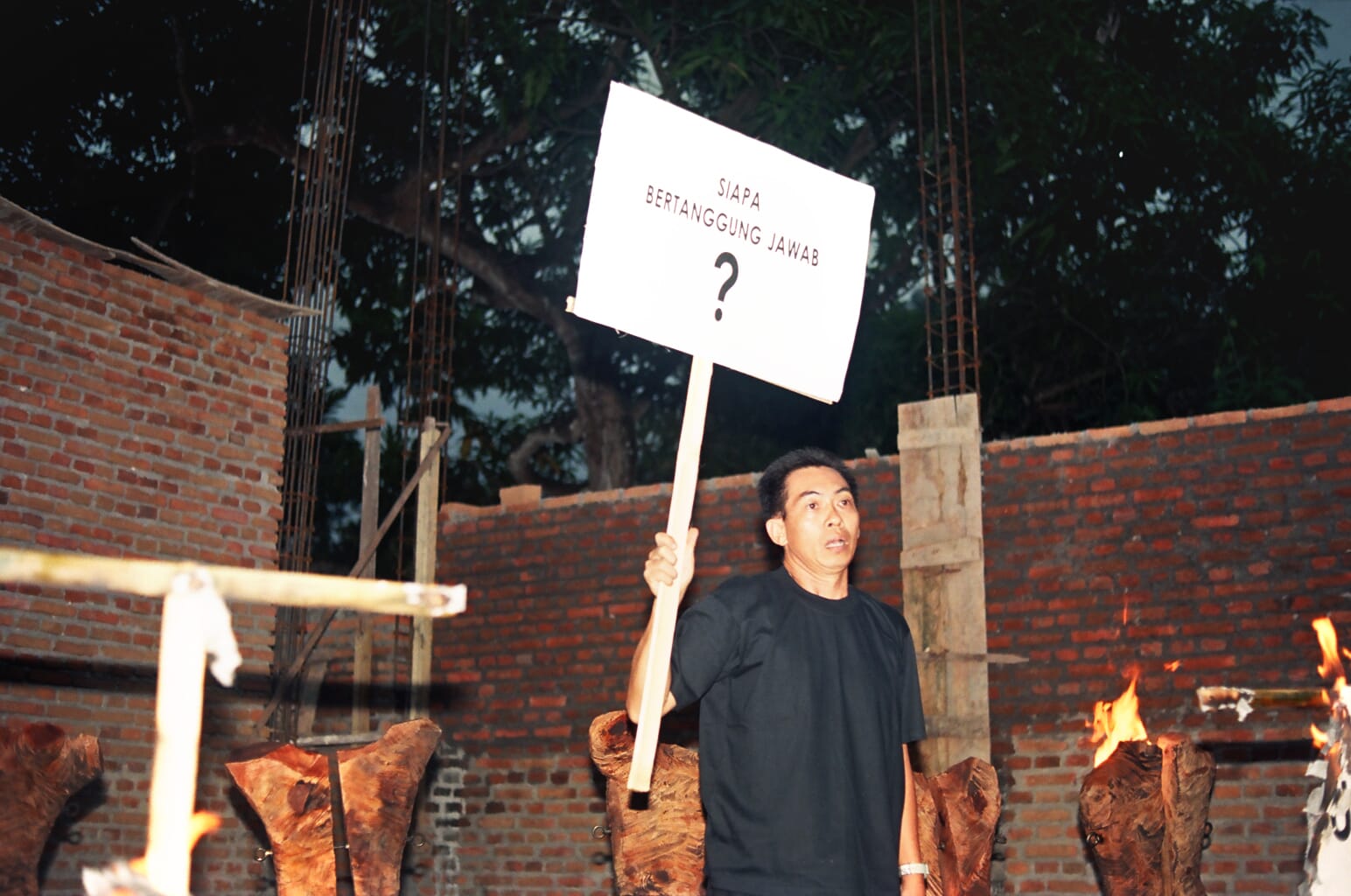 FX Harsono, Korban 1 / Yang Mati dan Yang Terbakar, 1998