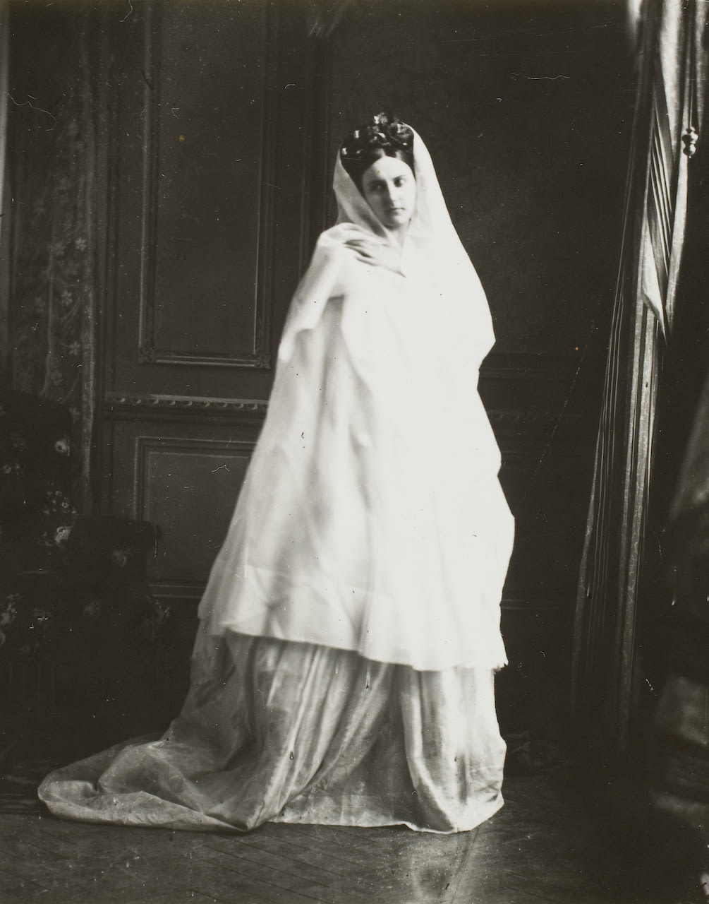 The Countess of Castiglione in collaboration with Pierre-Louis Pierson, La Comtesse de Castiglione - Portrait en robe blanche, 1856-1857