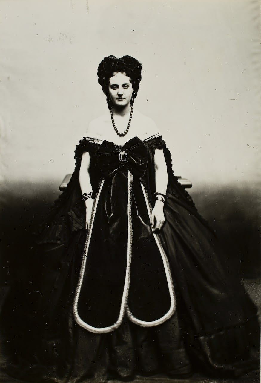 The Countess of Castiglione in collaboration with Pierre-Louis Pierson, La Comtesse de Castiglione - Le Noeud Rouge, 1861-1867