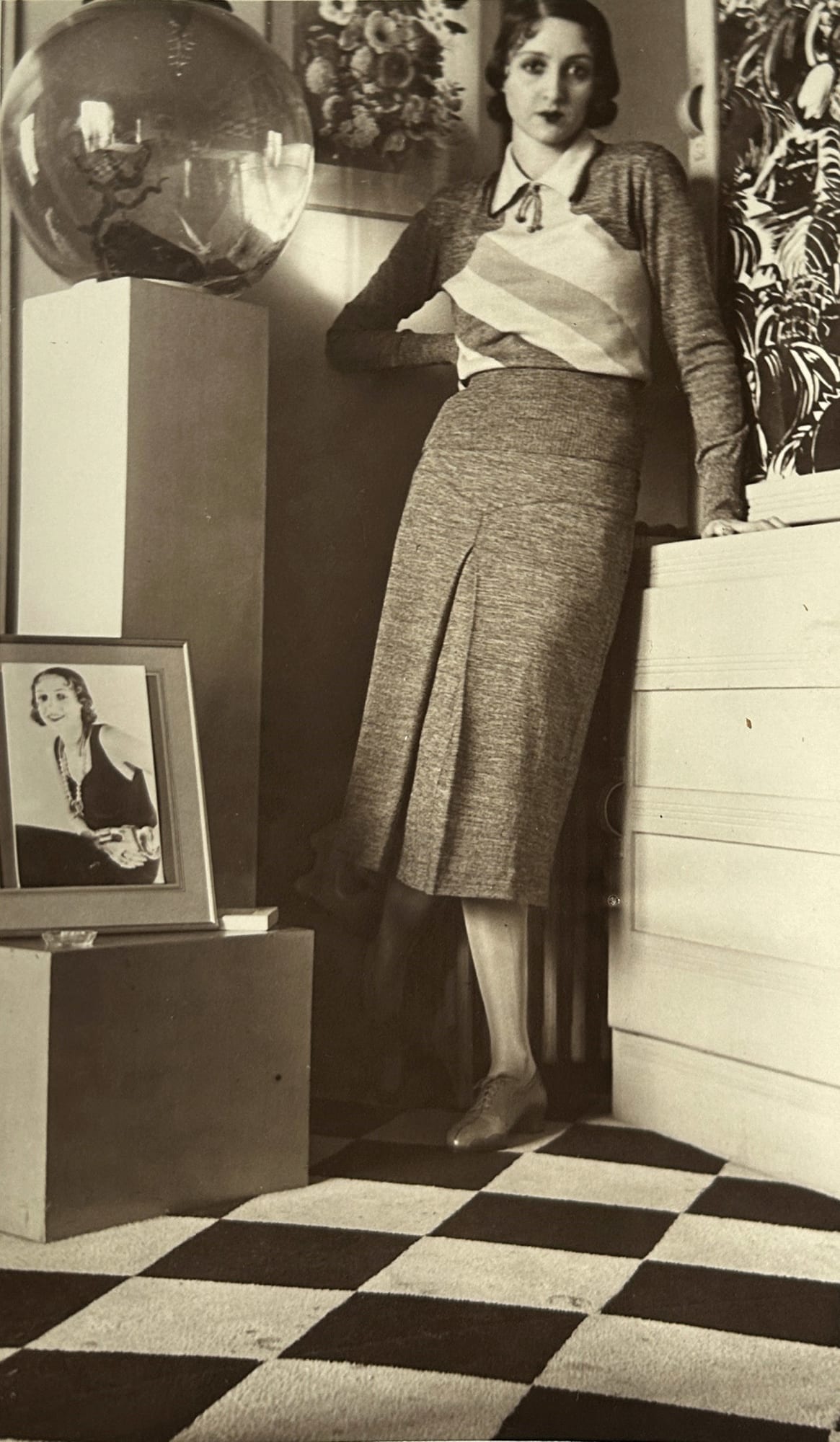 Jacques-Henri Lartigue, Portrait de Renee Perle debout, dans un intérieur Art Déco., ca.1930-32