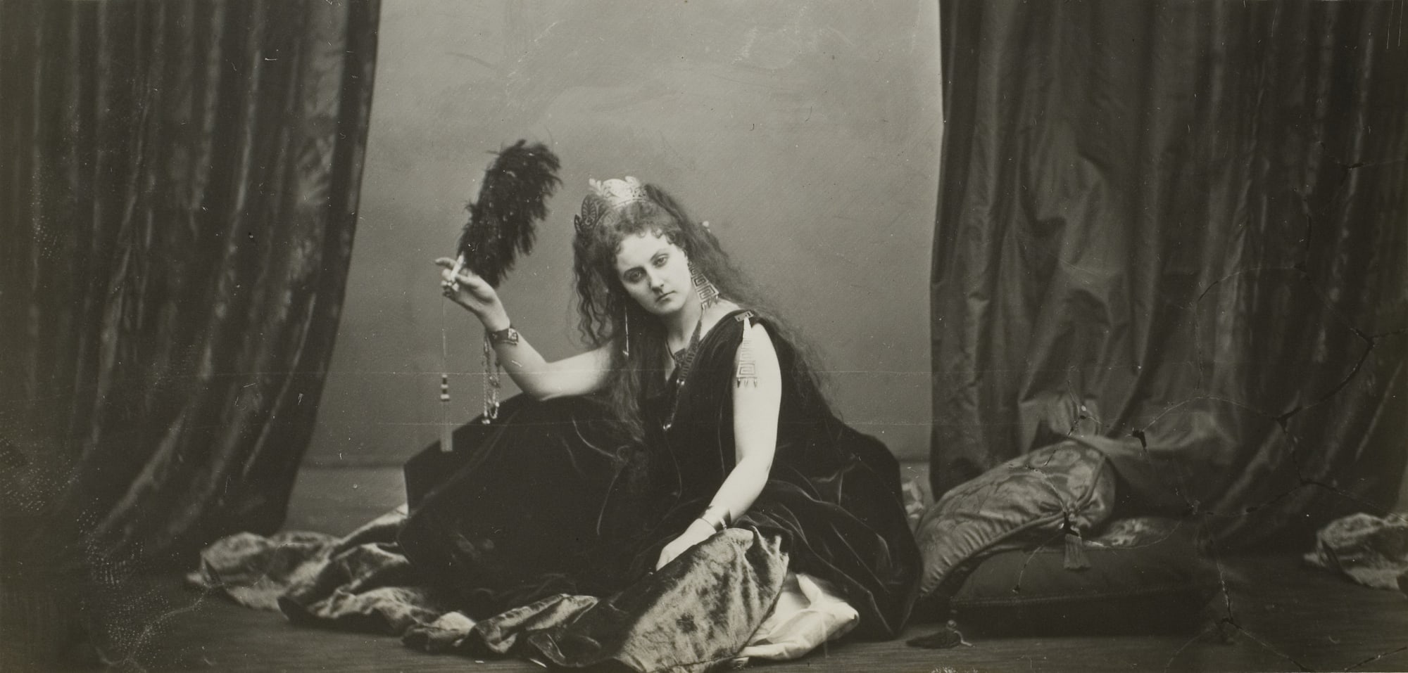 The Countess of Castiglione in collaboration with Pierre-Louis Pierson, La comtesse de Castiglione - L'innocence, variation sur La Reine D'Etrurie, 1863