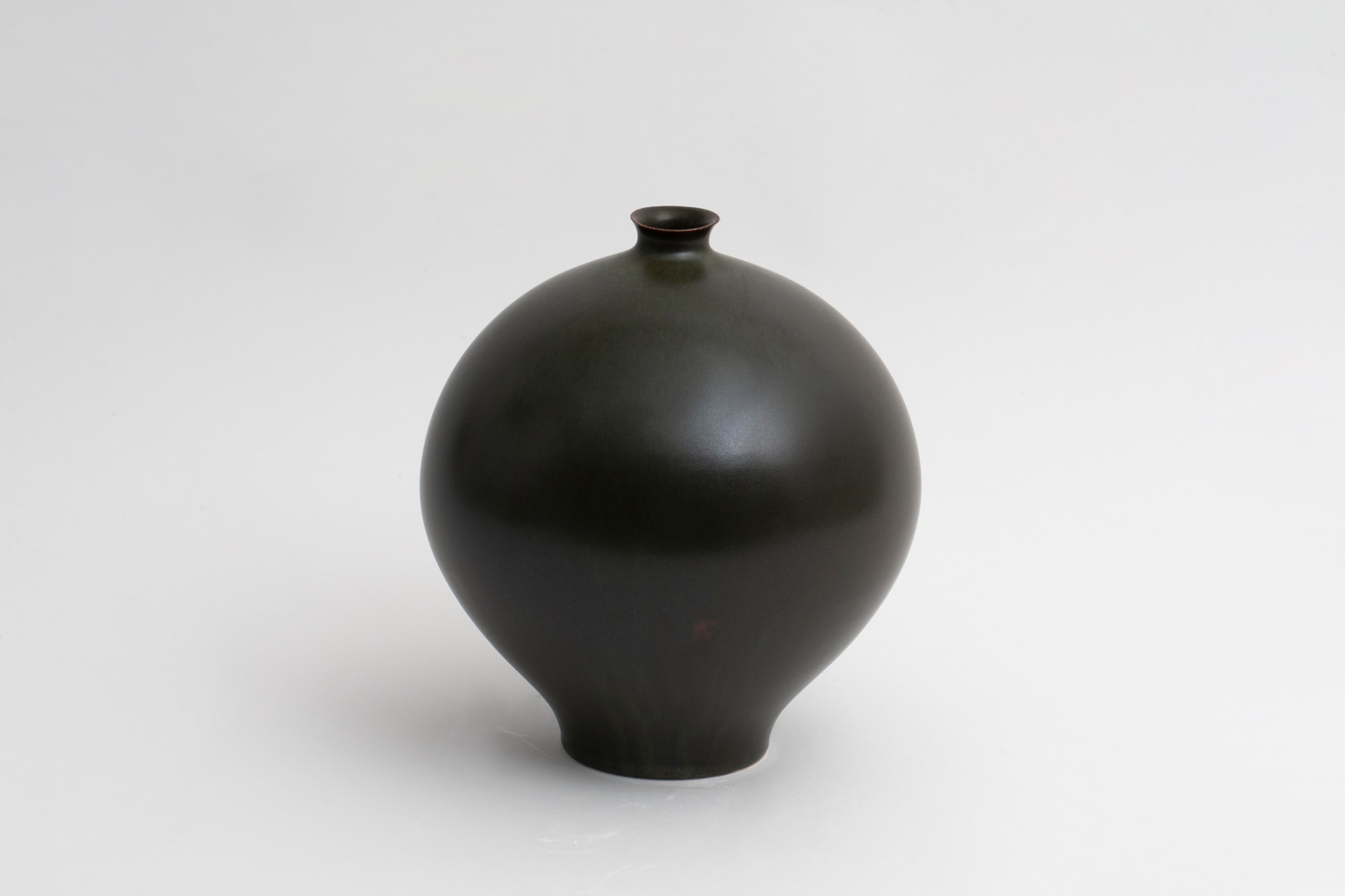 Kim Dong-baik, Deep Forest Green Bottle, 2024