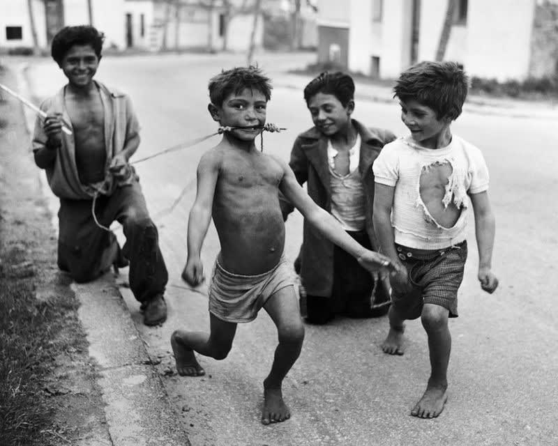 Sabine Weiss Je suis un cheval, Espagne Tirage gélatino-argentique postérieur 33 x 40,2 cm Dim. papier: 40 x 50 cm