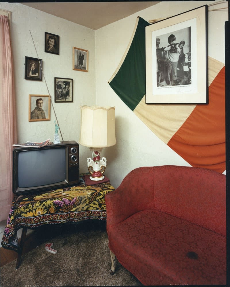 Bruce Wrighton North Street interior with Irish flag (no dog), Binghamton, NY Tirage C-print d'époque 20 x 25 cm Dim. papier: 20 x 25 cm