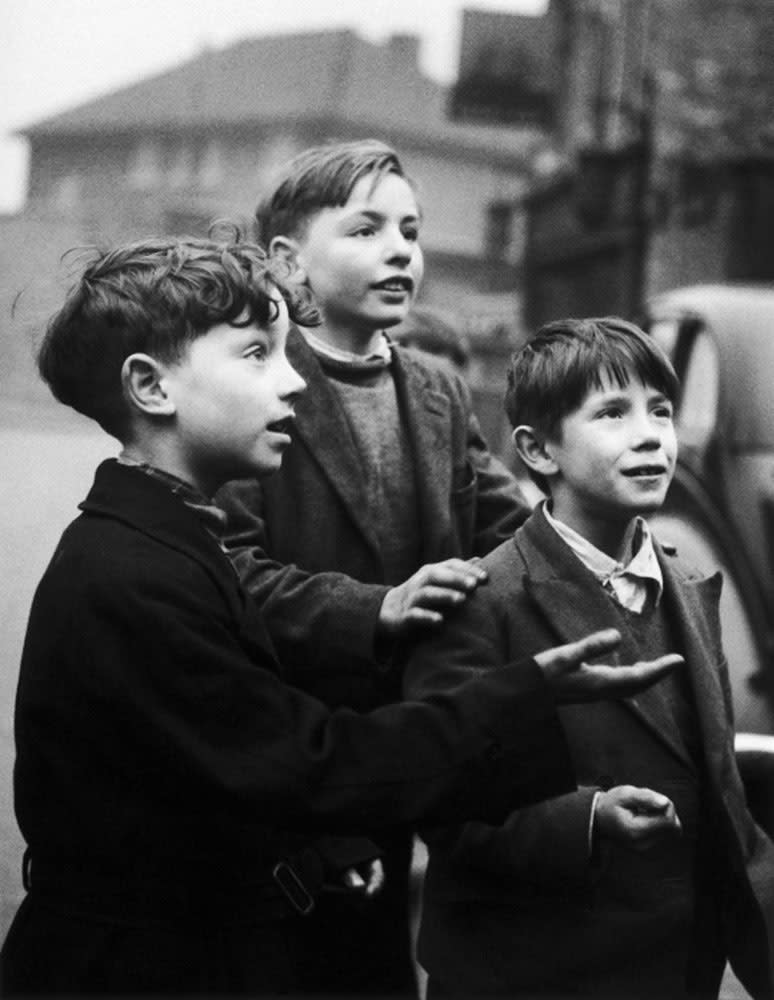 Sabine Weiss Enfants, Londres, Royaume Uni Tirage gélatino-argentique postérieur 23,5 x 30,4 cm Dim. papier: 30 x 40 cm