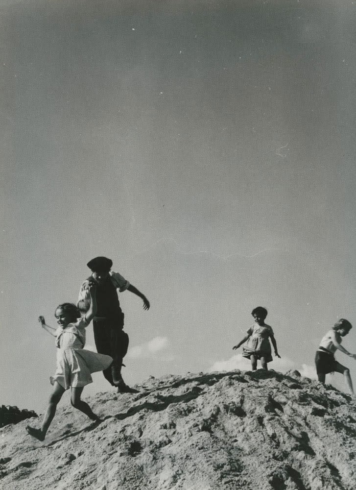 Sabine Weiss Quai de Javel, Paris Tirage gélatino-argentique d'époque réalisé par l'artiste 23,5 x 30 cm Dim. papier: 23,5 x 30 cm