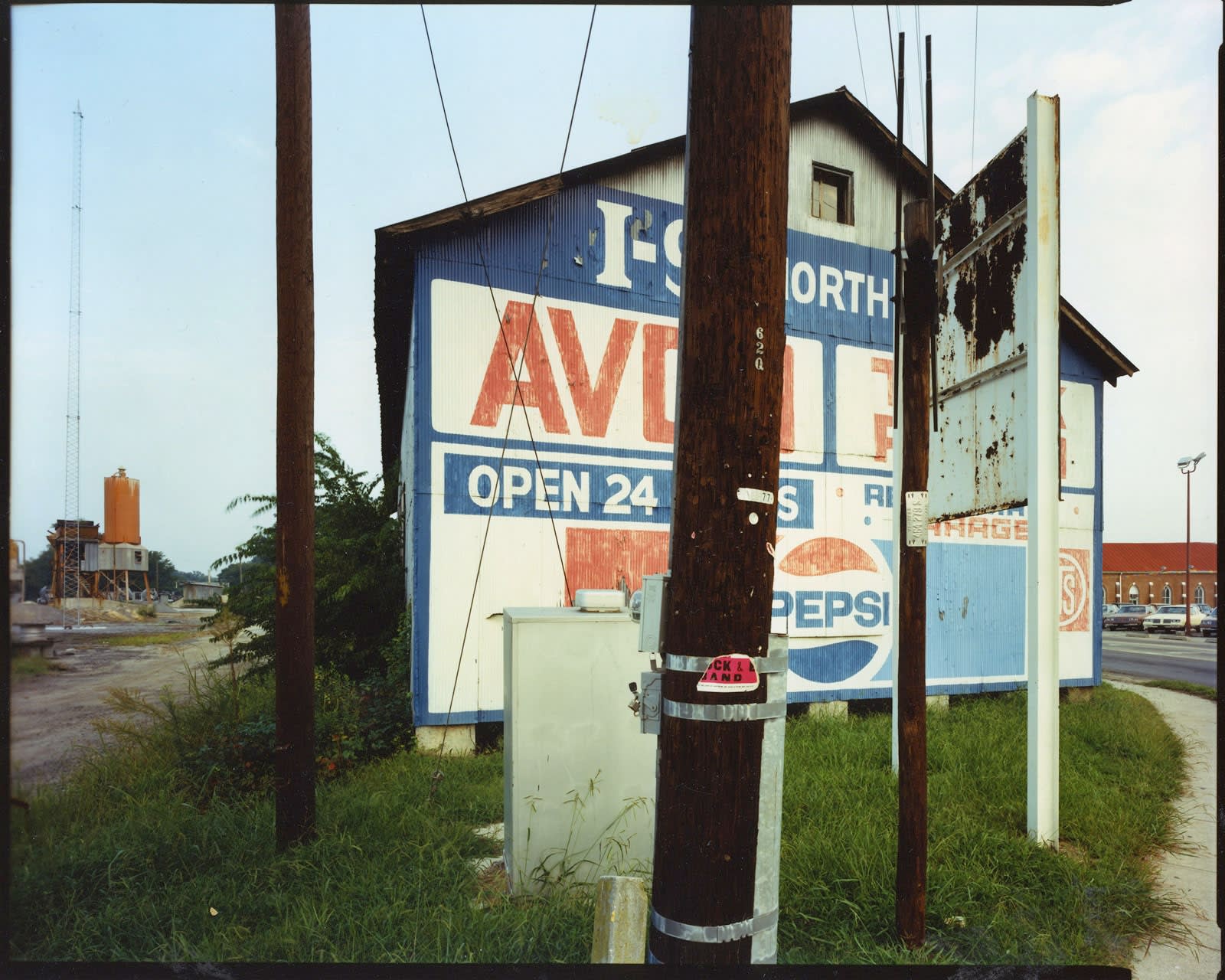Bruce Wrighton Utility poles in front of red/blue/withe sign (with Pepsi) Tirage C-print d'époque 20 x 25 cm Dim. papier: 20 x 25 cm