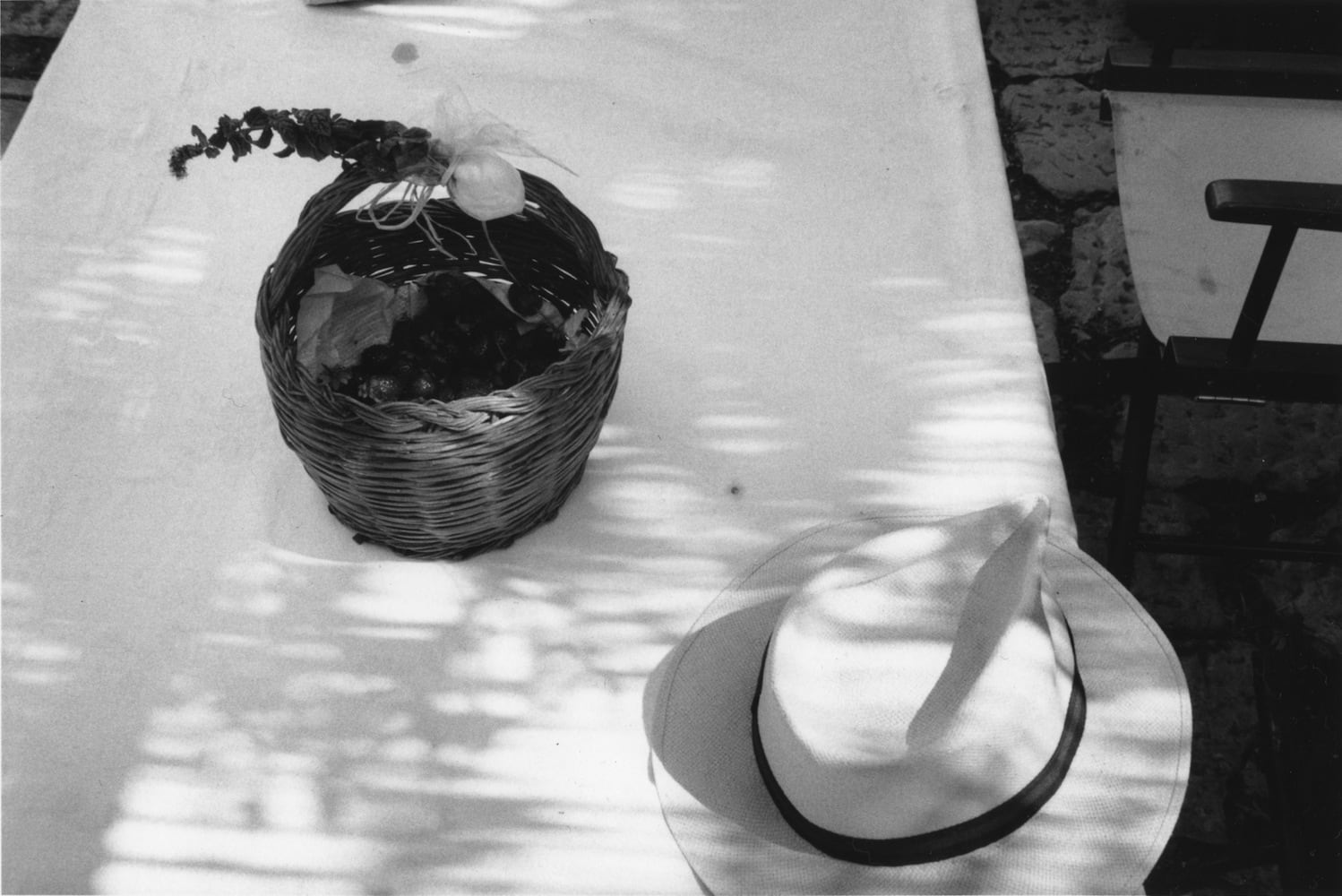 Hervé Guibert Le panier de fraises, Santa Caterina Tirage gélatino-argentique d'époque 14,5 x 22 cm Dim. papier: 23,5 x 30,3 cm