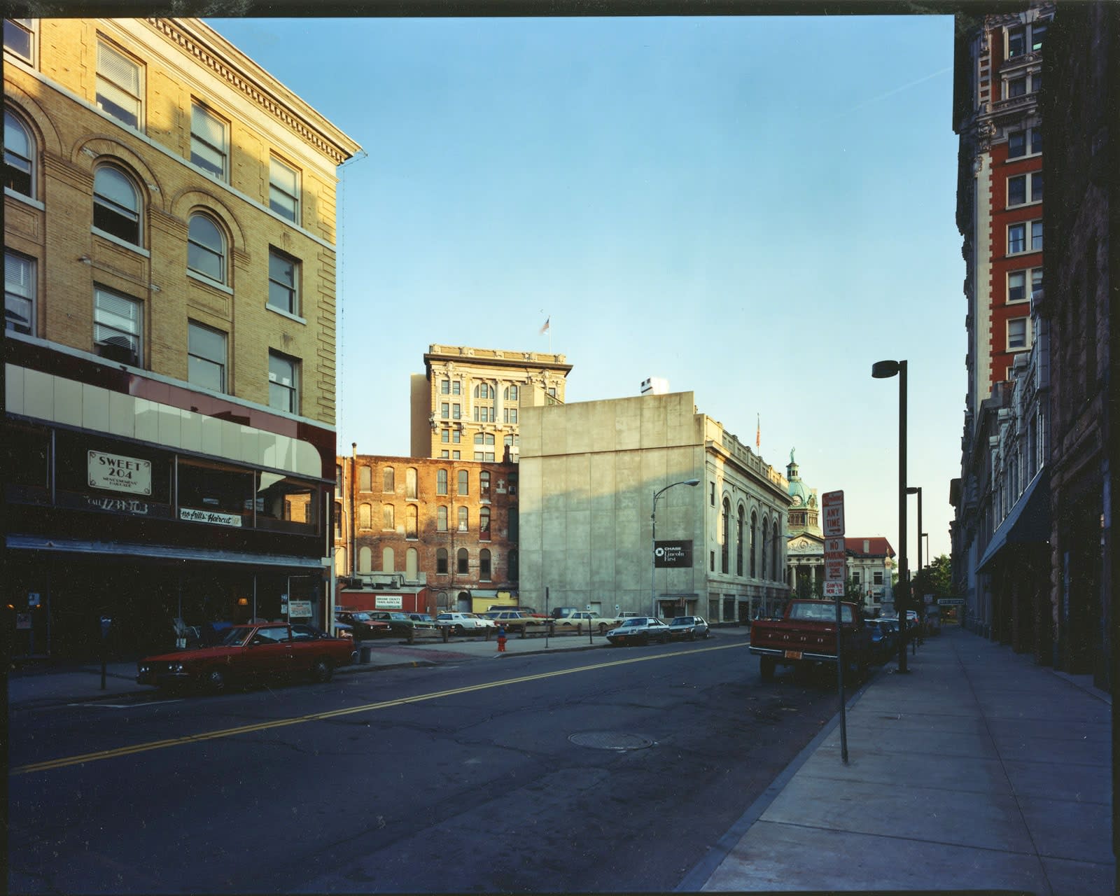 Bruce Wrighton Downtown buildings with Sweet 204 sign on left Tirage C-print d'époque 20 x 25 cm Dim. papier: 20 x 25 cm