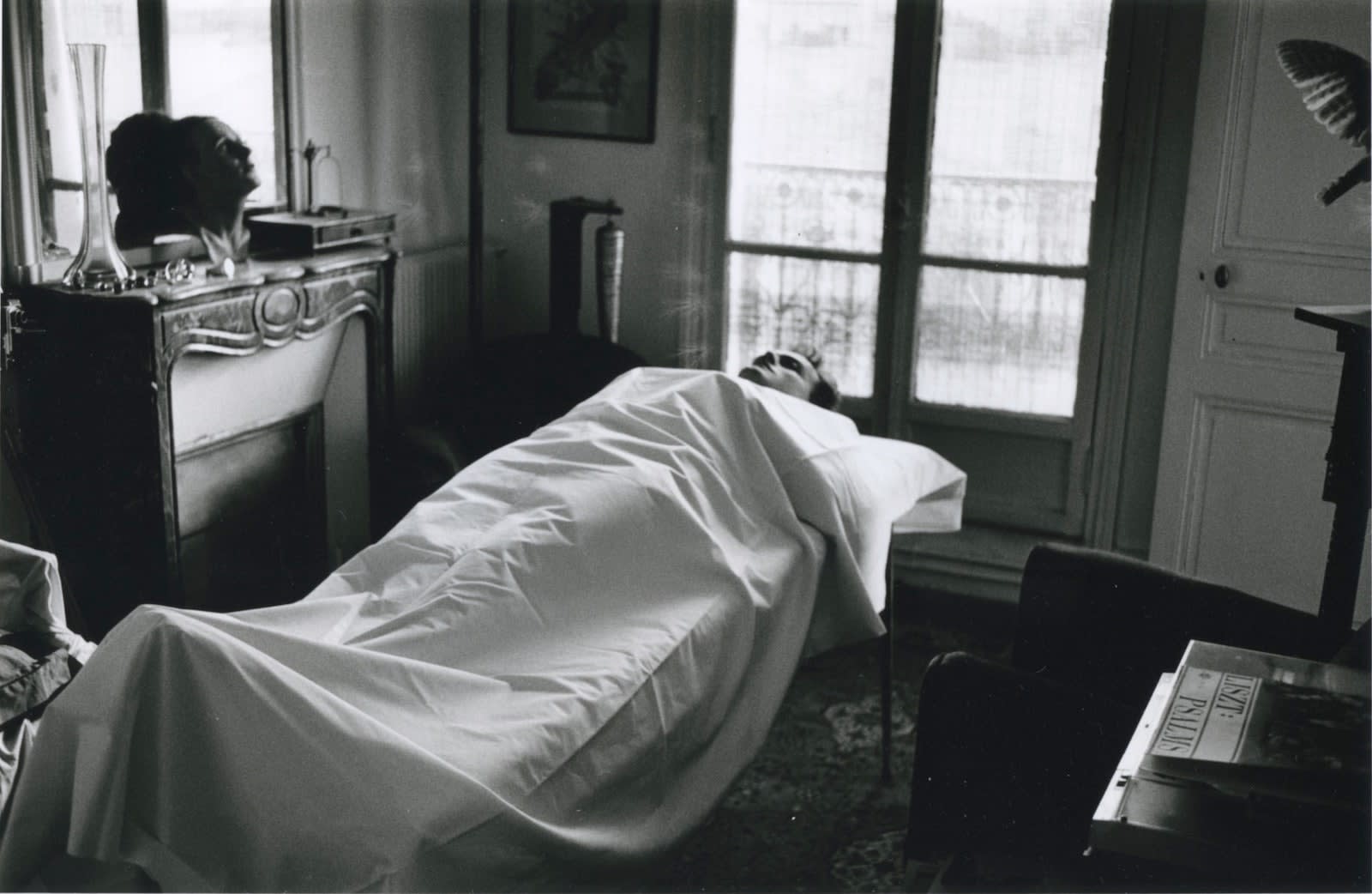 Hervé Guibert Autoportrait gisant Tirage gélatino-argentique d'époque 15,1 x 23,5 cm Dim. papier: 23,7 x 30,7 cm