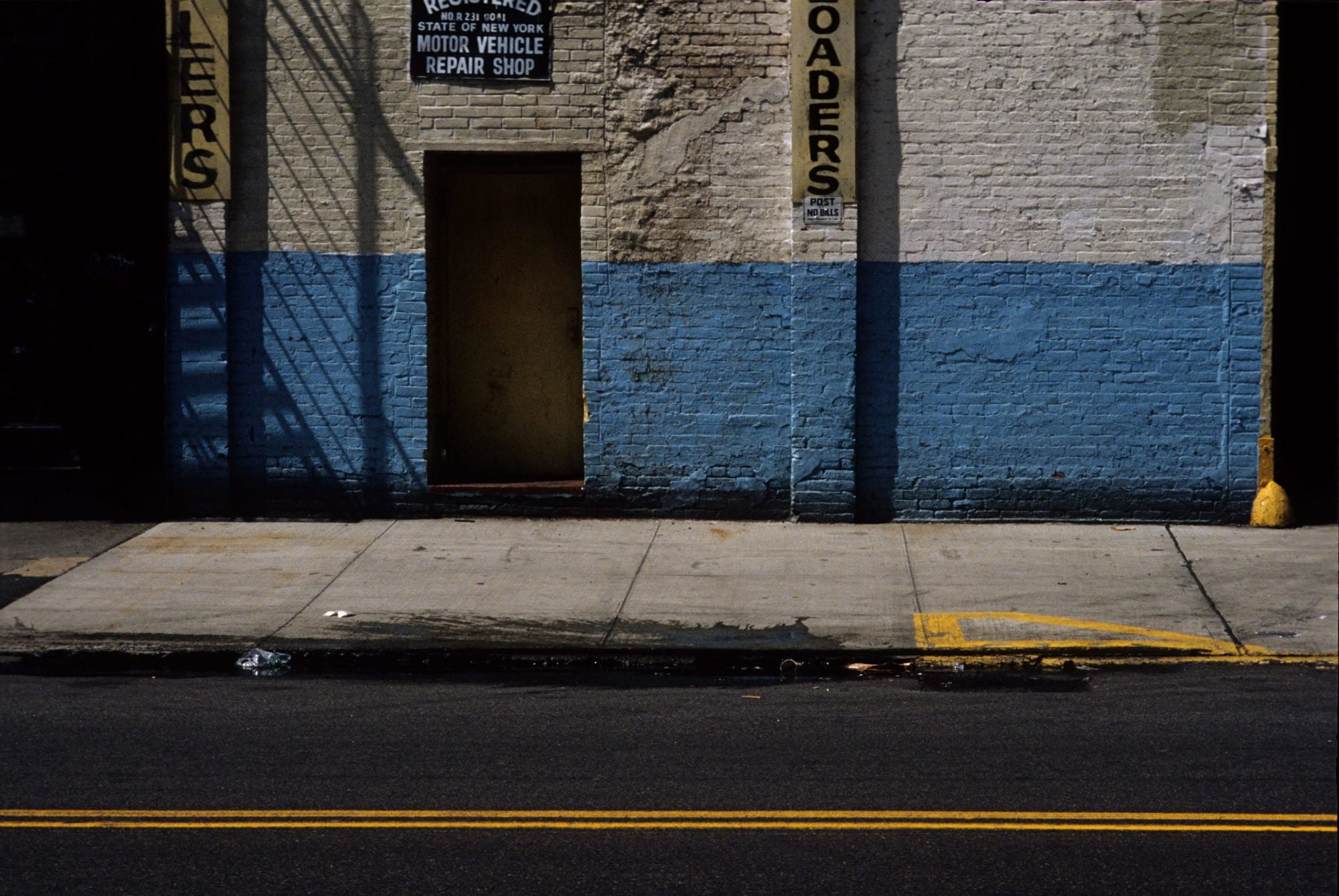 Frank Horvat, NY, USA, midtown, wall and pavement, 1983