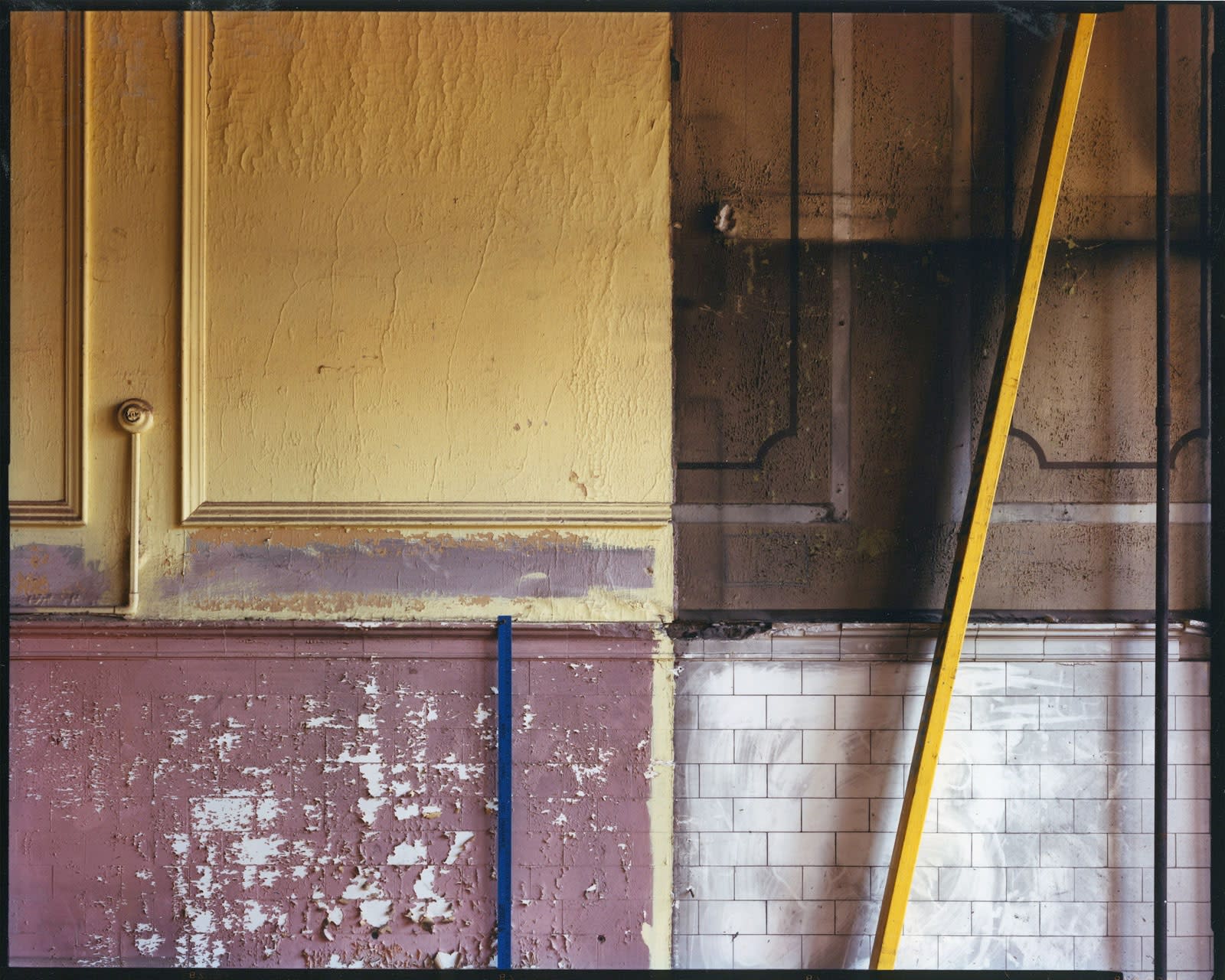 Bruce Wrighton Wall with peeling paint and wood stick at angle on right Tirage C-print d'époque 20 x 25 cm Dim. papier: 20 x 25 cm