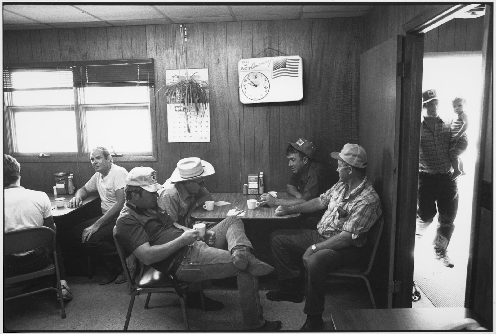 Tom Arndt Coffee Shop, Auction Barn, Sleepy eye, Minnesota Tirage gélatino-argentique postérieur, réalisé par l'artiste 21 x 30,9 cm Dim. papier: 27,9 x 35,3 cm