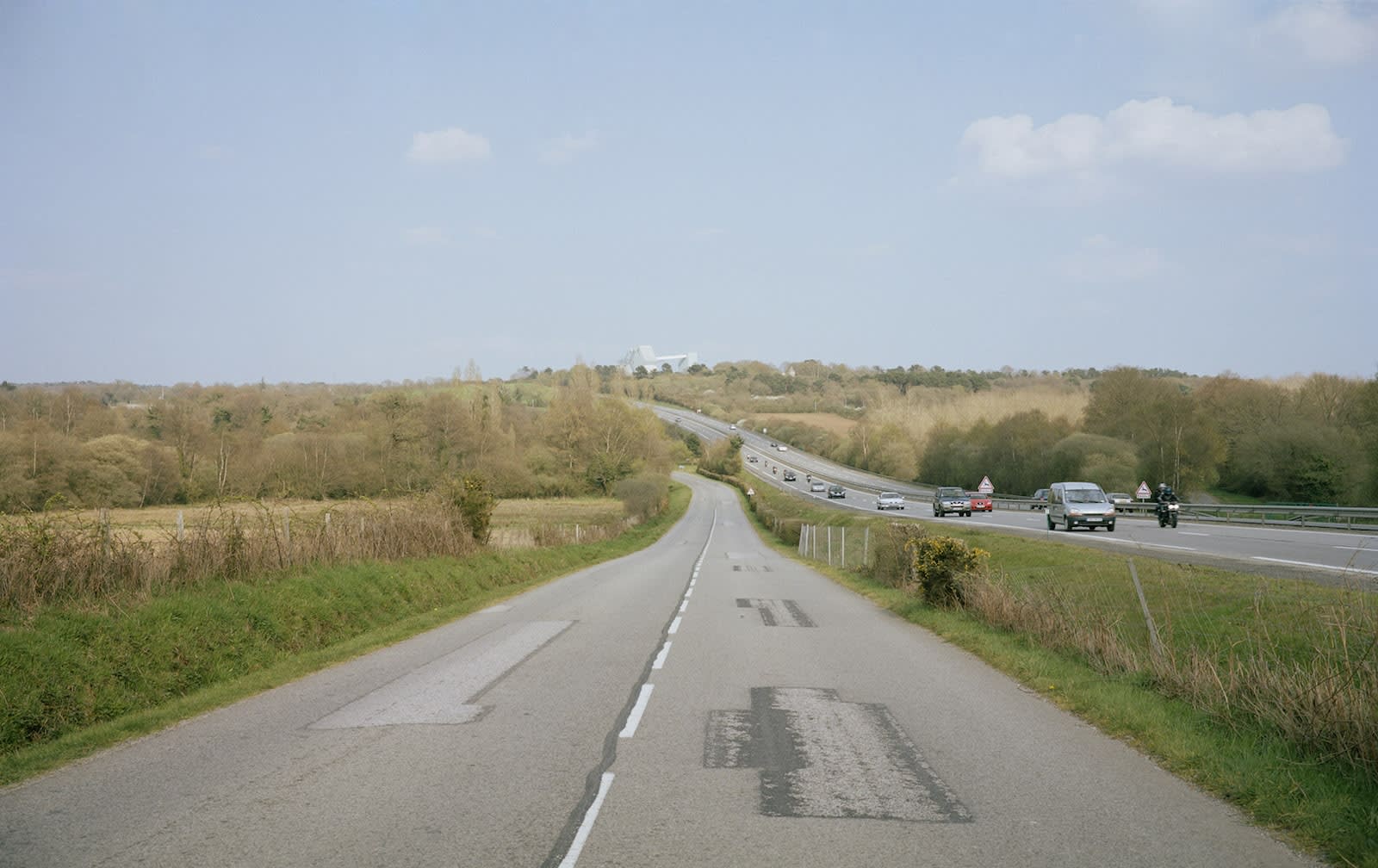 André Mérian Routes près de Locminé, avril 2010, Morbihan Tirage numérique sur papier fine art et encres pigmentaires Somerset réalisé par Sten Lena Dim. papier: 25 x 18 cm