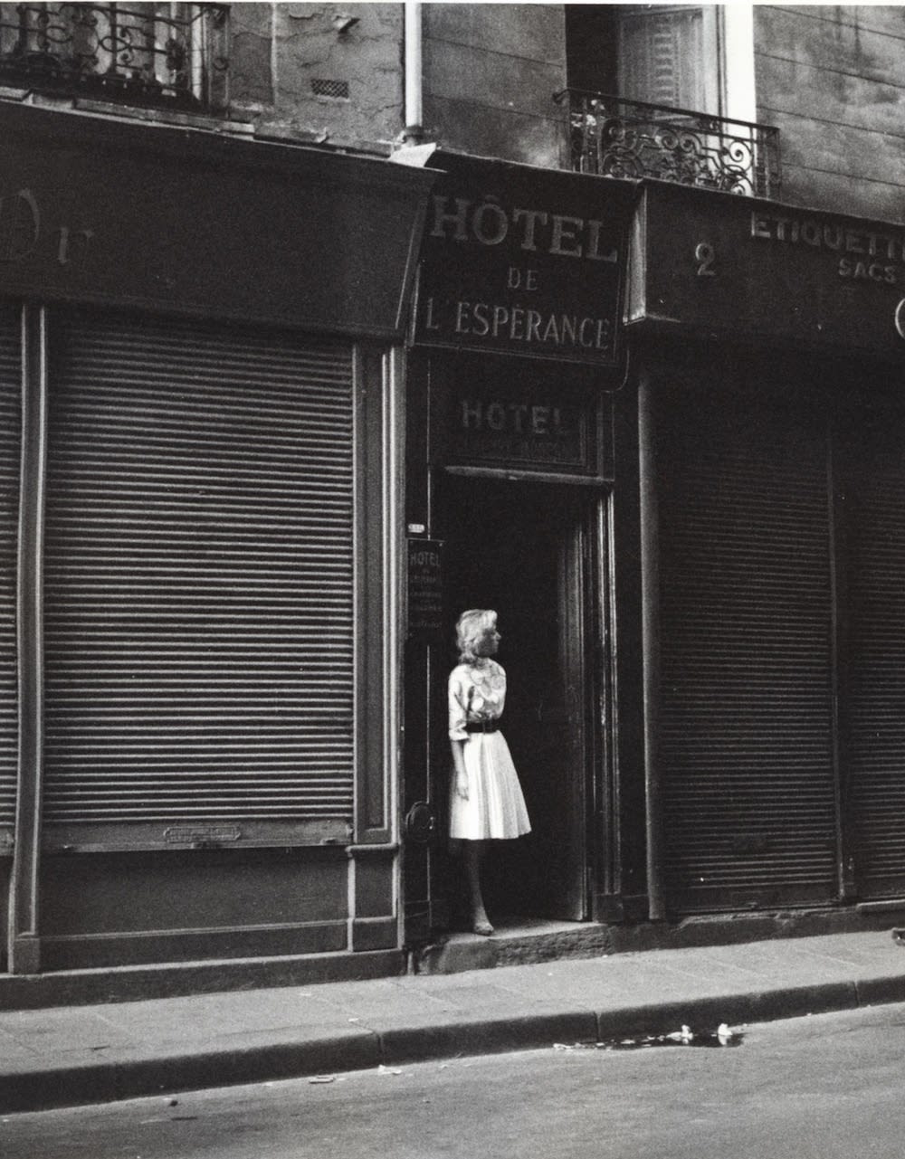 Marvin E. Newman Doorway of Hotel de L'Espérance, Prostitution Series, Rue Saint Denis, Paris Tirage gélatino-argentique d'époque 19 x 20 cm Dim. papier: 20 x 25 cm