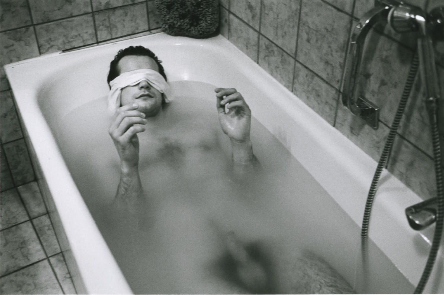 Hervé Guibert Thierry dans la baignoire, yeux bandés, Santa Caterina Tirage gélatino-argentique d'époque 14,5 x 22 cm Dim. papier: 23,7 x 29,6 cm