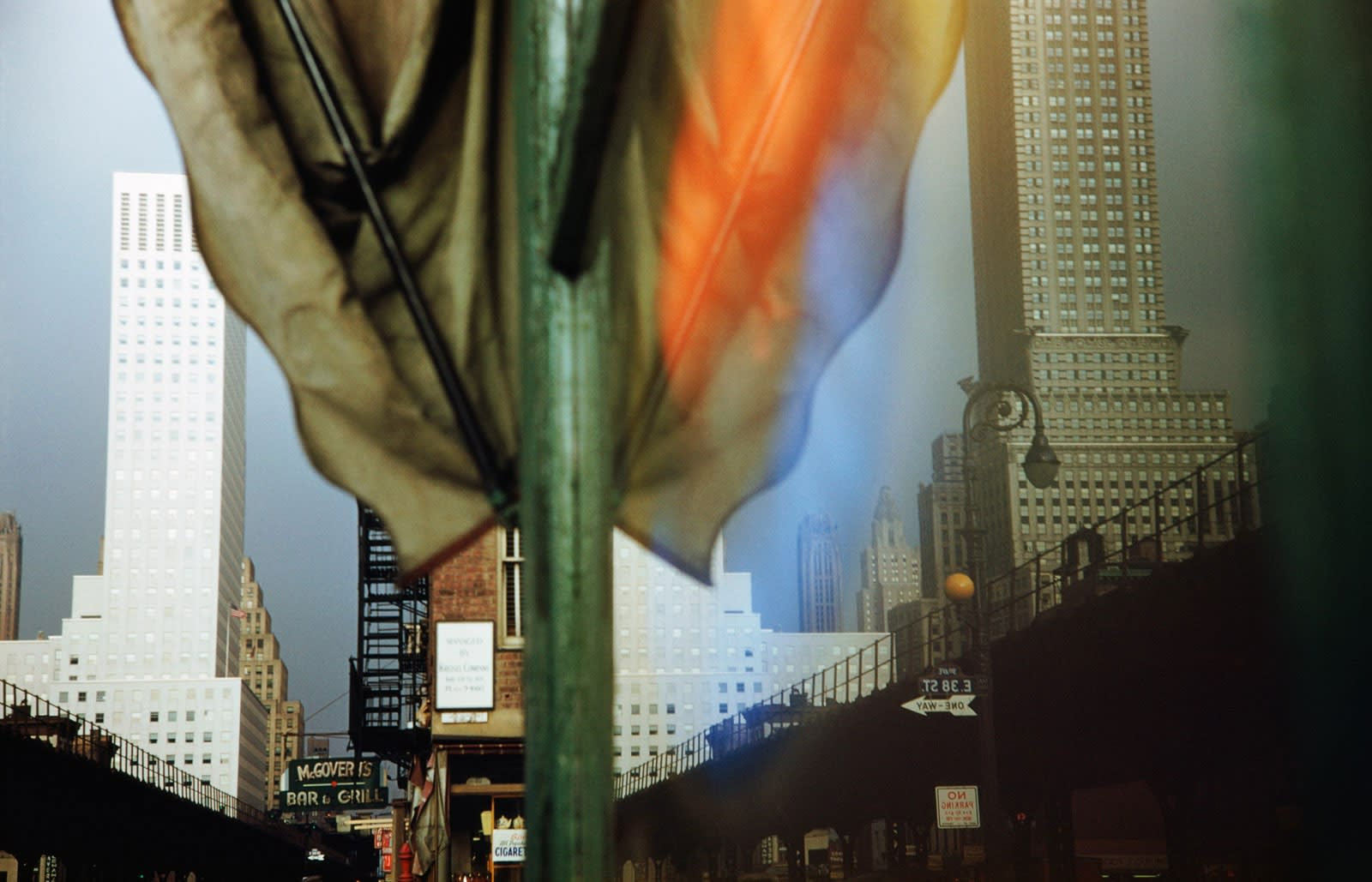 Ernst Haas Third Avenue Reflection, New York City, USA Tirage chromogène posthume 57,5 x 86,4 cm Dim. papier: 76 x 101,5 cm