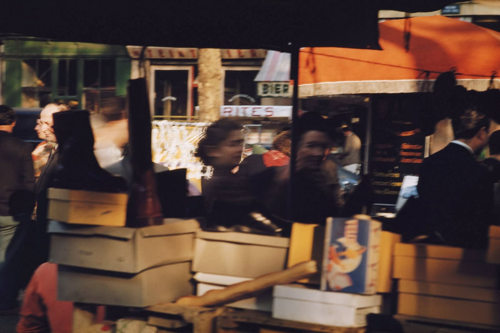 Ernst Haas Street Market, Paris Tirage chromogène posthume 40,6 x 61 cm Dim. papier: 50,2 x 76 cm