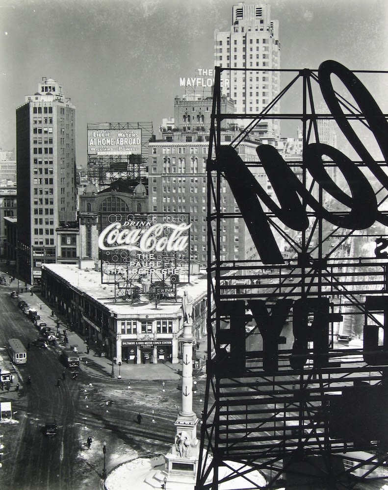 Berenice Abbott Colombus Circle, New York Tirage gélatino-argentique postérieur 24,1 x 19 cm Dim. papier: 43,1 x 35,5 cm
