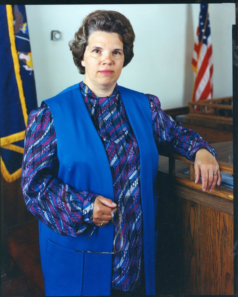 Bruce Wrighton Woman in Courtroom, Owego, NY Tirage C-print d'époque 20 x 25 cm Dim. papier: 20 x 25 cm