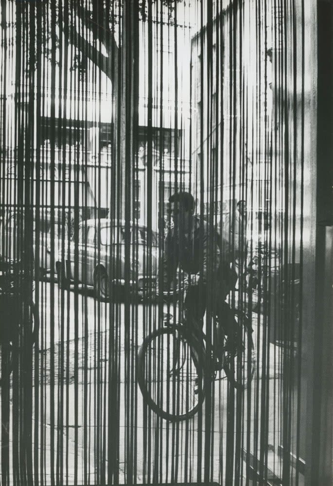 Sabine Weiss Avignon Tirage gélatino-argentique d'époque réalisé par l'artiste 29 x 19 cm Dim. papier: 29 x 19 cm