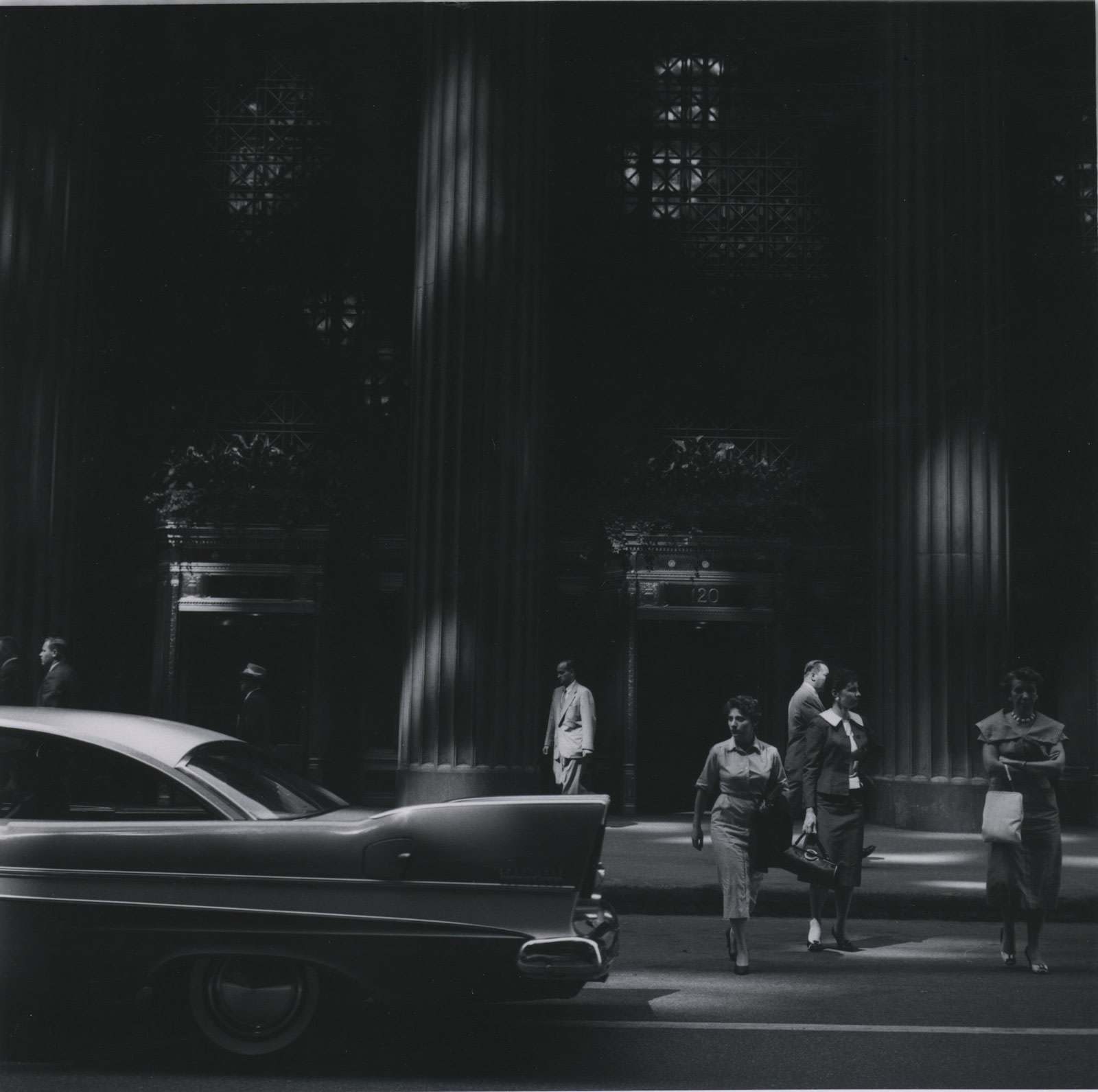 Ray K. Metzker LaSalle St., Chicago Tirage gélatino-argentique d'époque, réalisé par l'artiste 18,3 x 18,2 cm Dim. papier: 20,2 x 25,4 cm