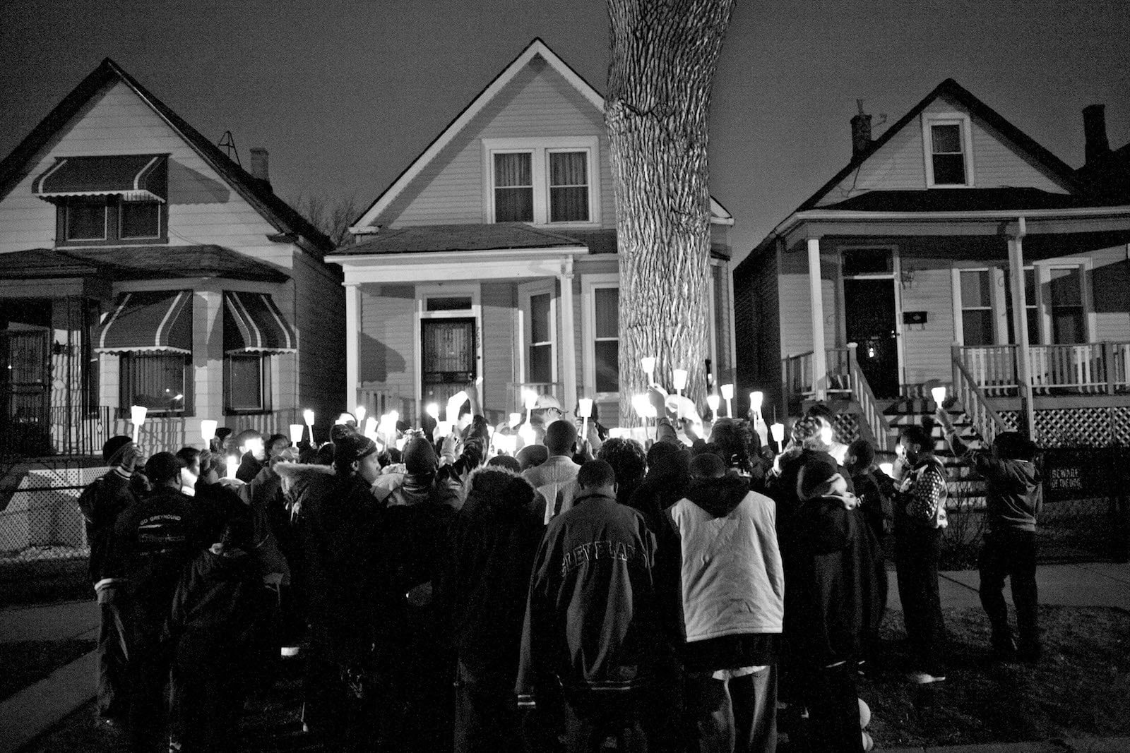 Carlos Javier Ortiz Night Vigil, Englewood, Chicago Tirage Jet d'encre 41 x 61 cm Dim. papier: 60 x 66 cm