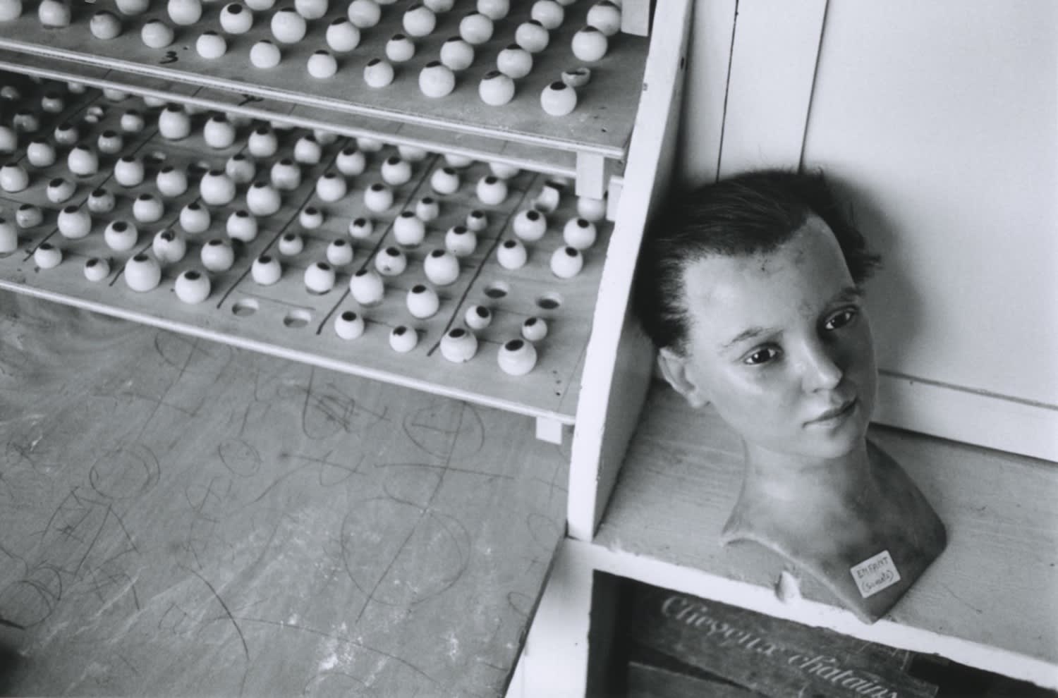 Hervé Guibert Musée Grévin, Paris Tirage gélatino-argentique d'époque 17 x 25,5 cm Dim. papier: 20 x 30 cm