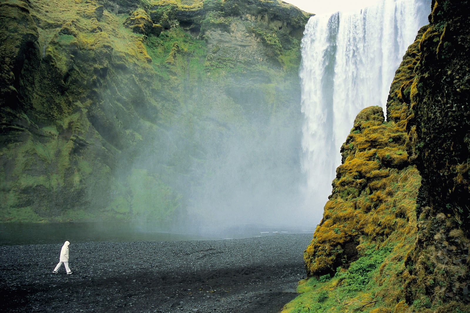 Jean-Christophe Béchet Seljalandsfoss, Islande Tirage Cibachrome, réalisé par Roland Dufau 33 x 49,5 cm Dim. papier: 40 x 50 cm
