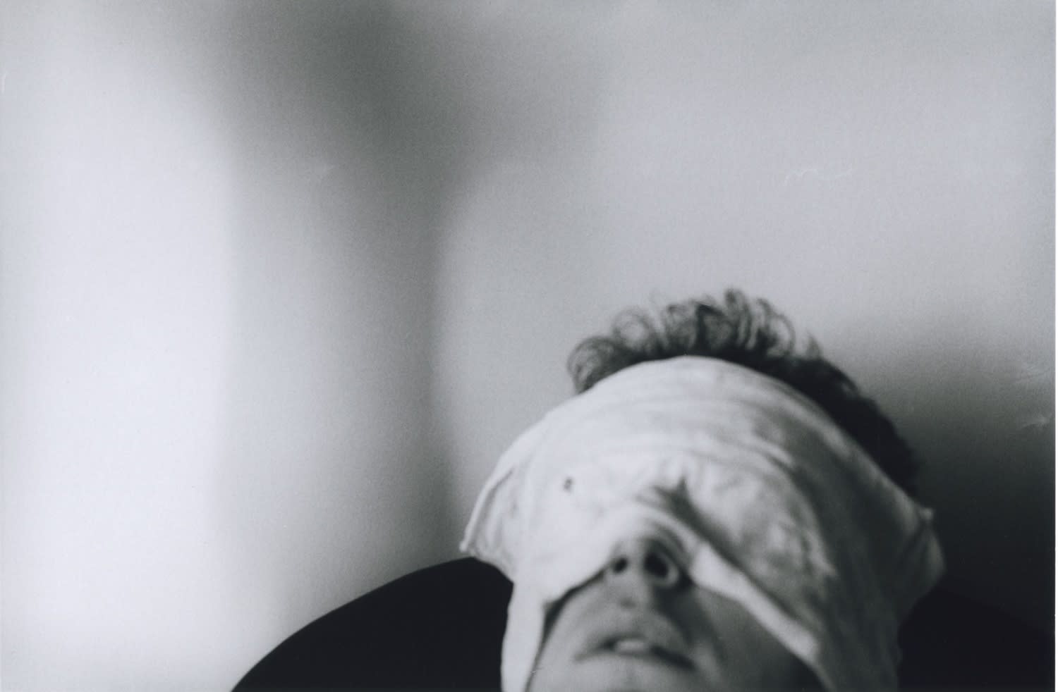Hervé Guibert Autoportrait, yeux bandés Tirage gélatino-argentique d'époque 14,7 x 22,3 cm Dim. papier: 23,8 x 30,2 cm
