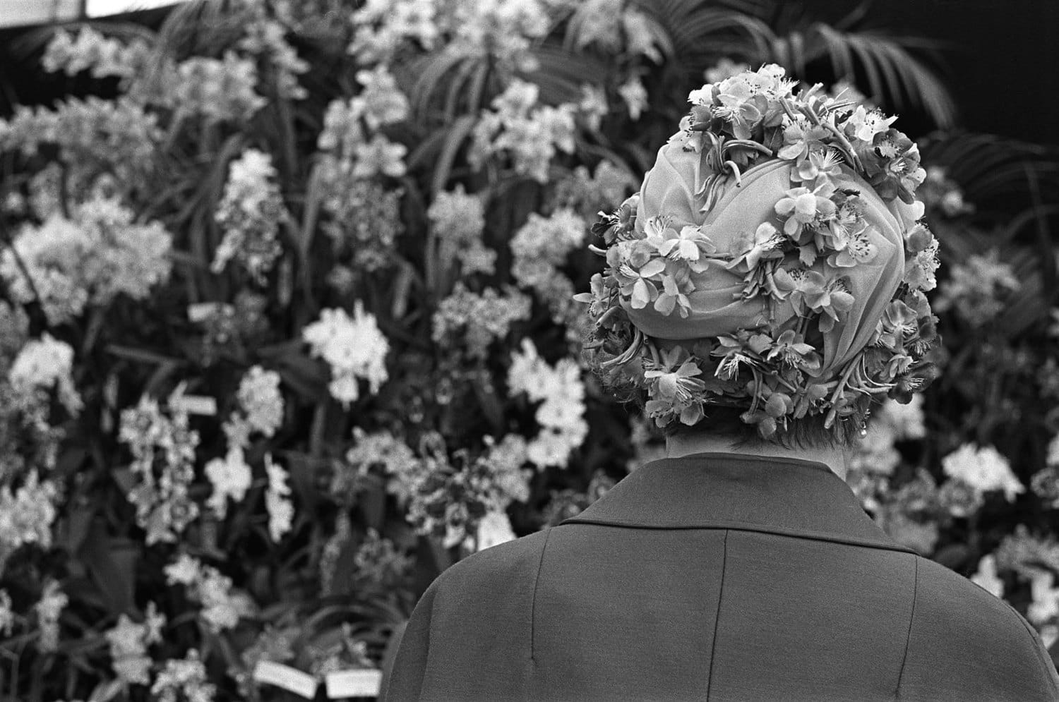 Homer Sykes Woman wearing floral fashion hat, Chelsea Flower Show, London Tirage gélatino-argentique postérieur sur papier Ilford Multigrade Warm Tone 35 x 23,5 cm Dim. papier: 30 x 40 cm