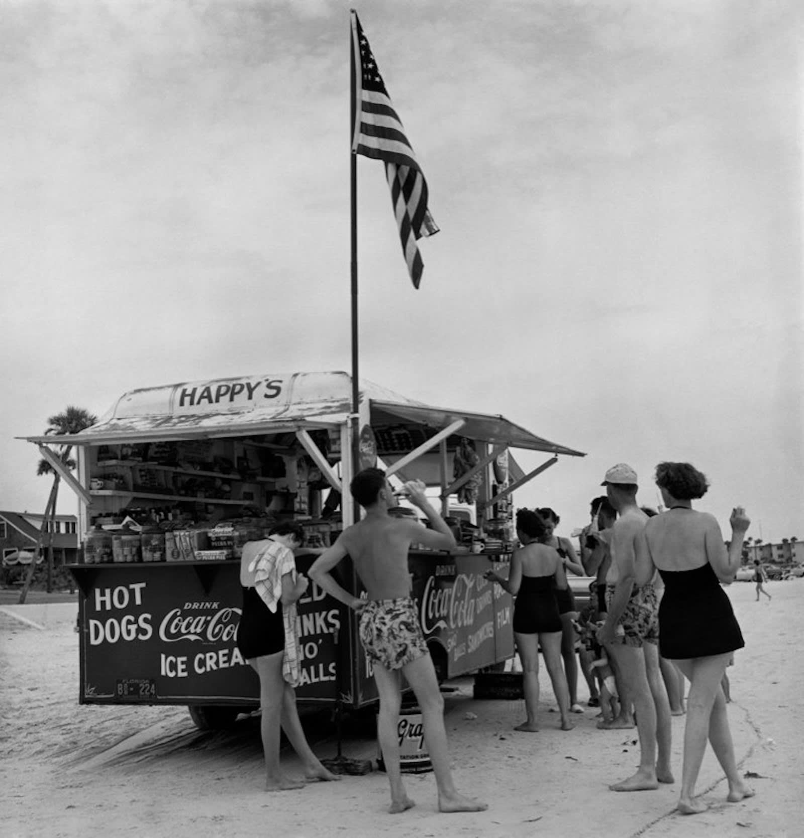 Berenice Abbott Happy's Refreshment Stand with woman, Florida Tirage gélatino-argentique postérieur 27,4 x 29 cm Dim. papier: 50,8 x 40,6 cm