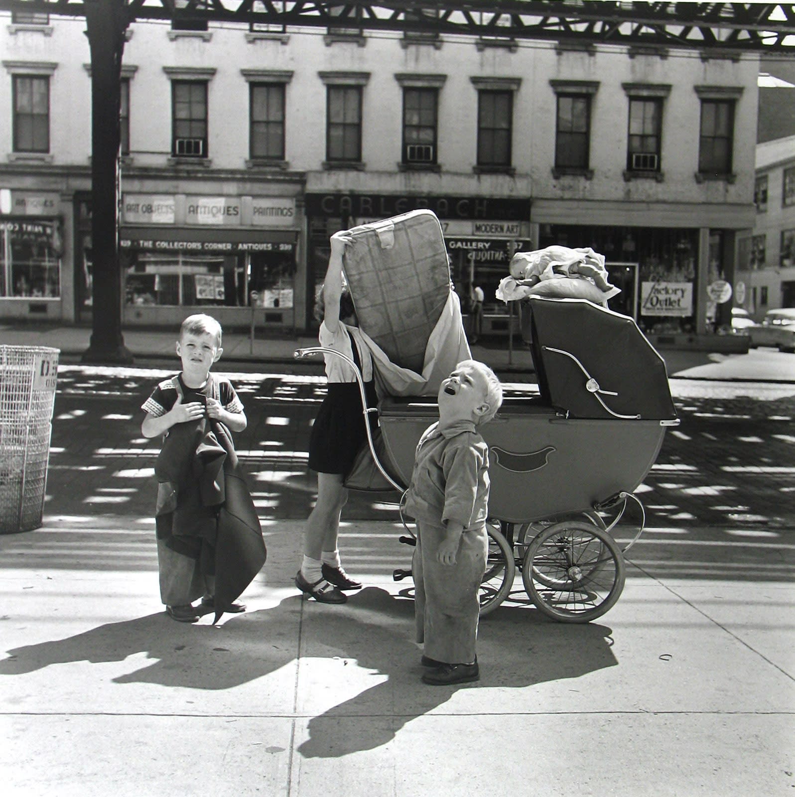 Vivian Maier New York, NY, September Tirage gélatino-argentique, posthume 30 x 30 cm Dim. papier: 40 x 50 cm