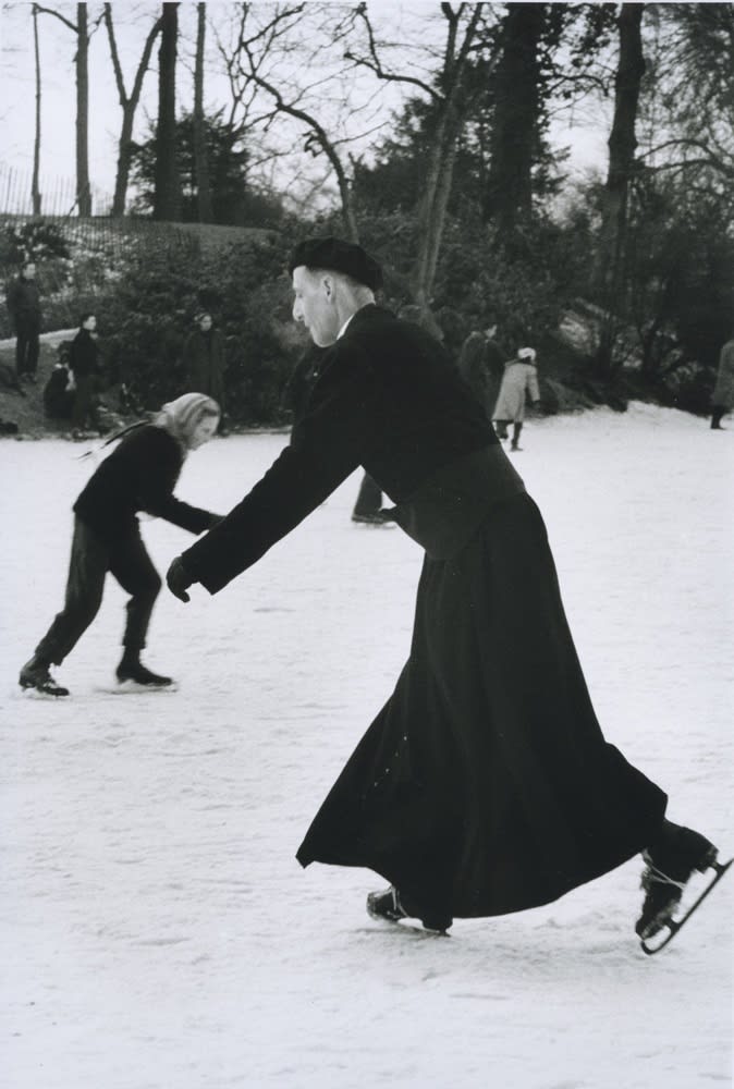 Sabine Weiss Paris, Bois de Boulogne Tirage gélatino-argentique postérieur 26,7 x 36,3 cm Dim. papier: 30 x 40 cm