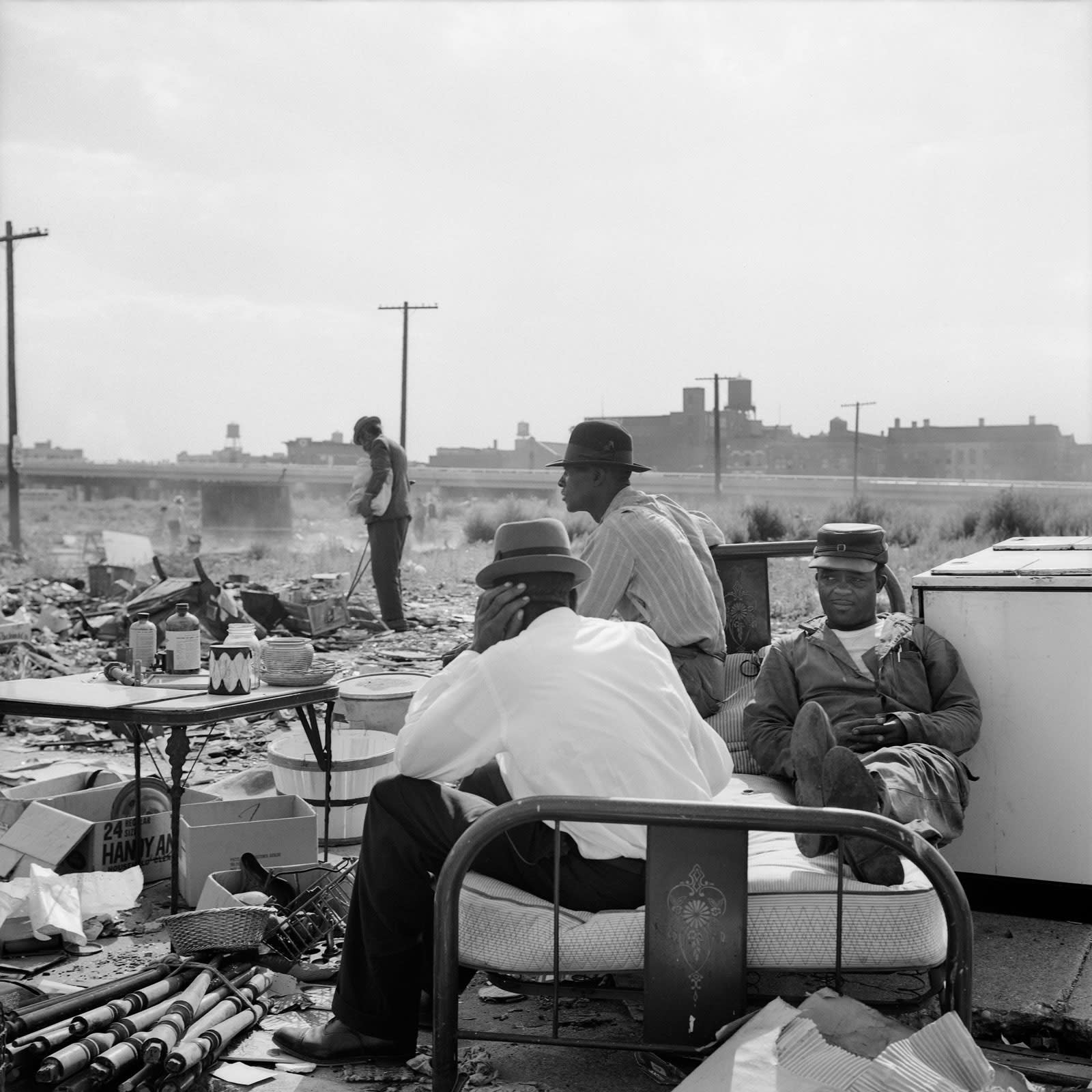 Vivian Maier Maxwell Street, Chicago, IL Tirage gélatino-argentique, posthume 30 x 30 cm Dim. papier: 40 x 50 cm