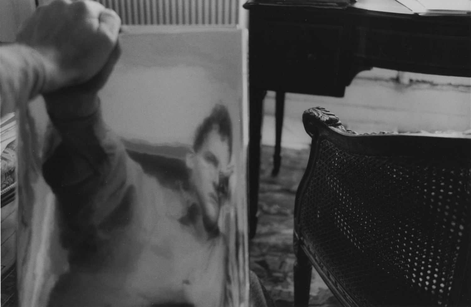 Hervé Guibert Autoportrait à la chaise Tirage gélatino-argentique d'époque 14.7 x 22.5 cm Dim. papier: 23,7 x 30.5 cm