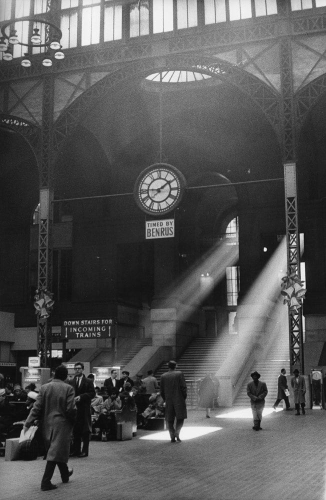 Sabine Weiss Pennsylvania Station, New York Tirage gélatino-argentique postérieur 23 x 34,7 cm Dim. papier: 30 x 40 cm