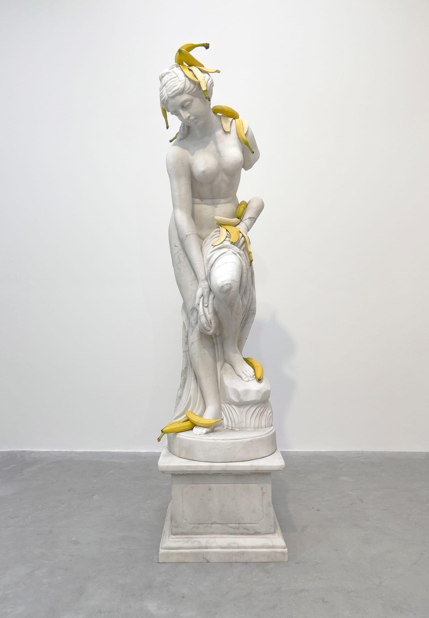 Tony Matelli, Standing Figure (bananas), 2022