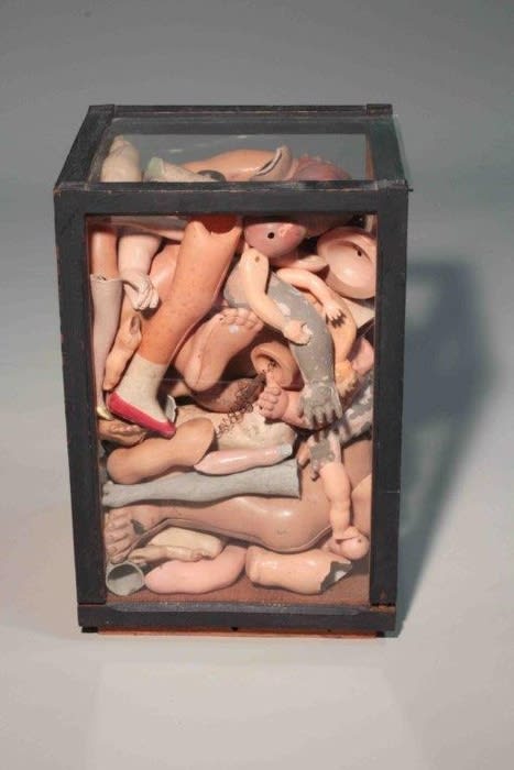 Arman Pour s'en sortir éléments de poupées dans une boîte en verre et bois 34 x 24 x 24 cm (disponible) (available)