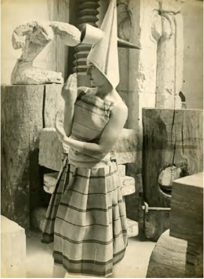 Constantin Brancusi Lizica Codreanu dansant dans le studio de Brancusi, costume d'Irina Codreanu tirage gélatino-argentique 23,7 x 18 cm Dim. papier: 53 x 43 x 2,5 cm sous verre