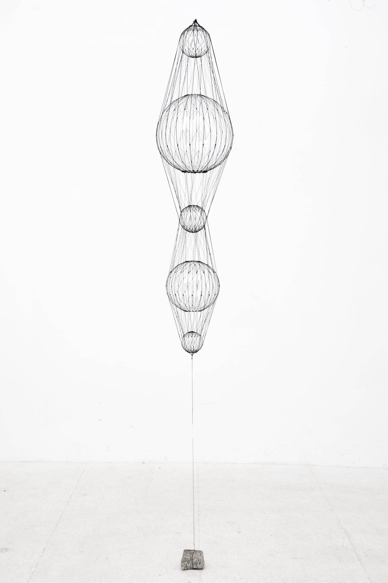 Tomás Saraceno Aerosolar Aquila Sphères de verre soufflé à la main, corde en polyester, corde en velours 210,8 × 30 × 30 cm 210,8 x 30 x 30 cm