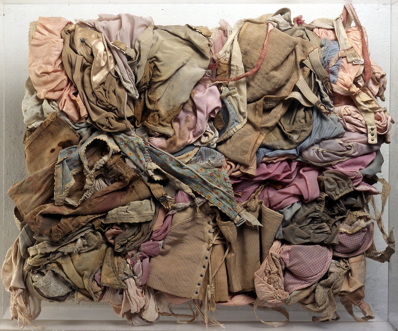 Gérard Deschamps Revea (Symbiose du Rêve et de l'Hévéa) accumulation de sous-vêtements 75 x 89 x 11,5 cm (archives)